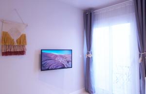 a window in a room with a picture on the wall at Budget Beach Studio 24 in Calonge