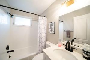 North Camellia AcresにあるOV Mosaic - Sienna Suiteの洗面台とトイレを備えた白いバスルーム +13枚の写真