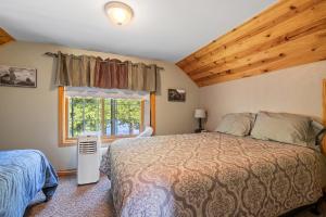 a bedroom with a large bed and a window at Heidaway Cottage by Simple Life Rentals in Sturgeon Bay