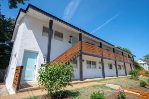 North Camellia AcresにあるOV Mosaic Suites - Sereneの白い大きな建物