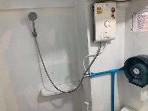 チャン島にあるBaan na home stayのバスルーム(シャワー、ホース付) +37枚の写真