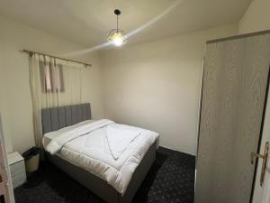 Postel nebo postele na pokoji v ubytování Comfy 2 Bedroom Luxury apartment in Rehab city + 5 fotografií