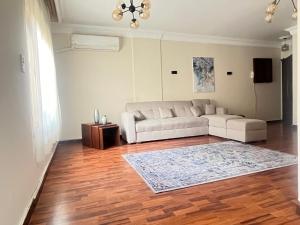 Posezení v ubytování Comfy 2 Bedroom Luxury apartment in Rehab city