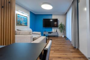 Televízia a/alebo spoločenská miestnosť v ubytovaní LTC - Apartments Świętego Piotra