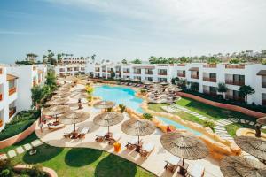 uma vista aérea de um resort com guarda-sóis e uma piscina em Domina Coral Bay - Salt Lake & Sea view em Sharm El Sheikk