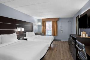 Postel nebo postele na pokoji v ubytování Brandywine Valley Inn SureStay Plus by Best Western
