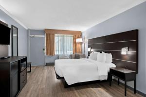 Postel nebo postele na pokoji v ubytování Brandywine Valley Inn SureStay Plus by Best Western