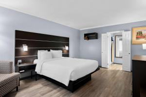 Postel nebo postele na pokoji v ubytování Brandywine Valley Inn SureStay Plus by Best Western
