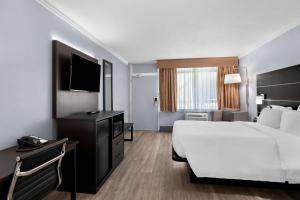 TV a/nebo společenská místnost v ubytování Brandywine Valley Inn SureStay Plus by Best Western