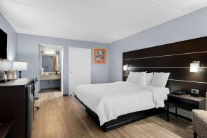 Postel nebo postele na pokoji v ubytování Brandywine Valley Inn SureStay Plus by Best Western