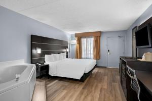 Postel nebo postele na pokoji v ubytování Brandywine Valley Inn SureStay Plus by Best Western