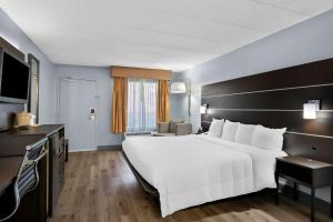Postel nebo postele na pokoji v ubytování Brandywine Valley Inn SureStay Plus by Best Western