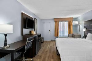 Postel nebo postele na pokoji v ubytování Brandywine Valley Inn SureStay Plus by Best Western