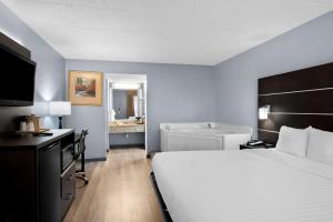 Postel nebo postele na pokoji v ubytování Brandywine Valley Inn SureStay Plus by Best Western