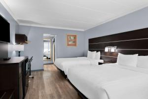 Postel nebo postele na pokoji v ubytování Brandywine Valley Inn SureStay Plus by Best Western