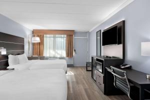 TV a/nebo společenská místnost v ubytování Brandywine Valley Inn SureStay Plus by Best Western
