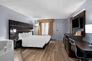 Postel nebo postele na pokoji v ubytování Brandywine Valley Inn SureStay Plus by Best Western