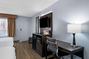 TV a/nebo společenská místnost v ubytování Brandywine Valley Inn SureStay Plus by Best Western