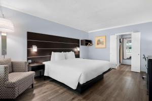 Postel nebo postele na pokoji v ubytování Brandywine Valley Inn SureStay Plus by Best Western