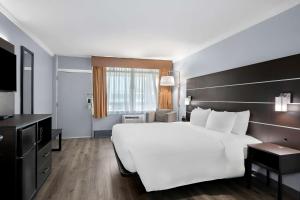 Postel nebo postele na pokoji v ubytování Brandywine Valley Inn SureStay Plus by Best Western