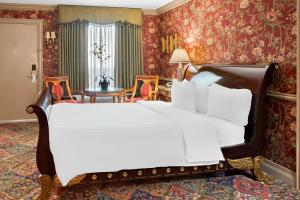 Postel nebo postele na pokoji v ubytování Brandywine Valley Inn SureStay Plus by Best Western