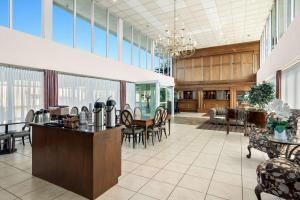 Restaurace v ubytování Brandywine Valley Inn SureStay Plus by Best Western