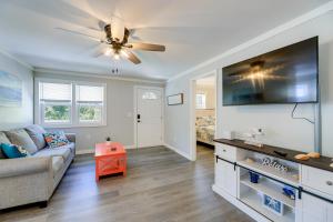 Μια τηλεόραση ή/και κέντρο ψυχαγωγίας στο New Bern Vacation Rental Close to Neuse River!