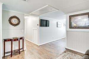 艾肯Aiken Apt with Garden-View Balcony Half-Mi to Dtwn!的墙上挂着时钟的空客厅