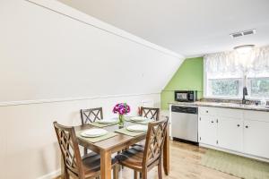 Aiken Apt with Garden-View Balcony Half-Mi to Dtwn!的厨房或小厨房