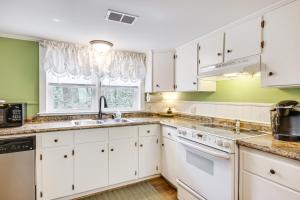 Aiken Apt with Garden-View Balcony Half-Mi to Dtwn!的厨房或小厨房