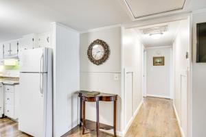 Aiken Apt with Garden-View Balcony Half-Mi to Dtwn!的厨房或小厨房
