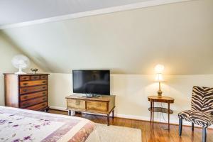 Aiken Apt with Garden-View Balcony Half-Mi to Dtwn!的电视和/或娱乐中心