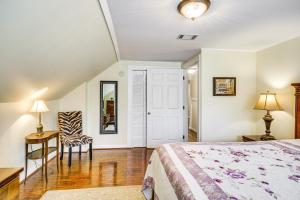 Aiken Apt with Garden-View Balcony Half-Mi to Dtwn!客房内的一张或多张床位