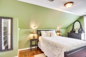 艾肯Aiken Apt with Garden-View Balcony Half-Mi to Dtwn!的绿色卧室配有床和镜子