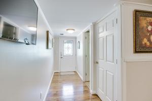 Aiken Apt with Garden-View Balcony Half-Mi to Dtwn!的电视和/或娱乐中心