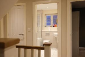 un baño con inodoro y lavabo en Luxury 6-Bedroom House 5 minutes from Bicester Village Shopping Outlet, en Chesterton 42 fotos más