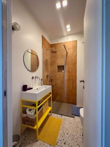 a bathroom with a sink and a shower at Merumalia Wine Resort in Frascati