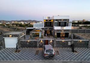 um carro estacionado em frente a uma casa em استراحة دهجان Dehjan chalet em Sayq