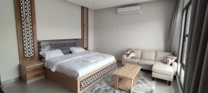 Uma cama ou camas num quarto em استراحة دهجان Dehjan chalet