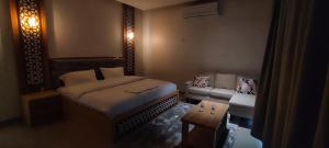 Uma cama ou camas num quarto em استراحة دهجان Dehjan chalet