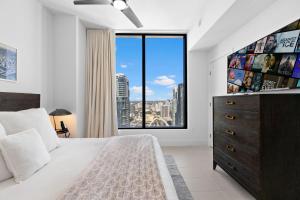 Ένα ή περισσότερα κρεβάτια σε δωμάτιο στο 48Flr Condo w Free Parking