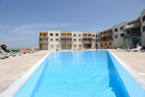 Una gran piscina azul en un edificio. en Ericeira Beach Tour, en Ericeira
