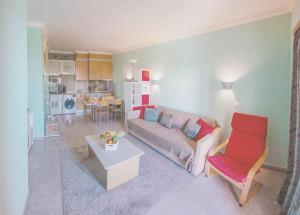 una sala de estar con un sofá y una mesa en Ericeira Beach Tour, en Ericeira