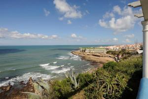 vistas a una playa con el océano y a los edificios en Ericeira Beach Tour, en Ericeira
