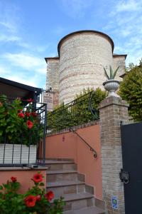 un edificio con una escalera de caracol con una torre de agua en Conero Camere, en Sirolo