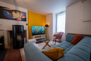 TV a/nebo společenská místnost v ubytování Le Twelve CHABLIS Maison chaleureuse, calme, 2 chambres