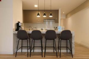 リマにあるCharming 2BR with Balcony in Mirafloresの台所用カウンターの四脚付きキッチン +21枚の写真