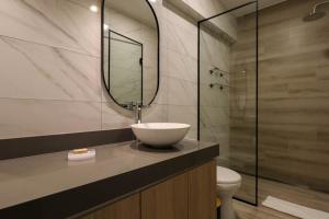 リマにあるCharming 2BR with Balcony in Mirafloresのバスルーム(洗面台、シャワー付)