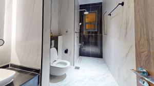 Uma casa de banho em استراحة دهجان Dehjan chalet