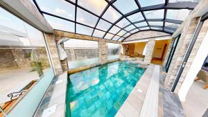 Bazén v ubytování استراحة دهجان Dehjan chalet nebo v jeho okolí
